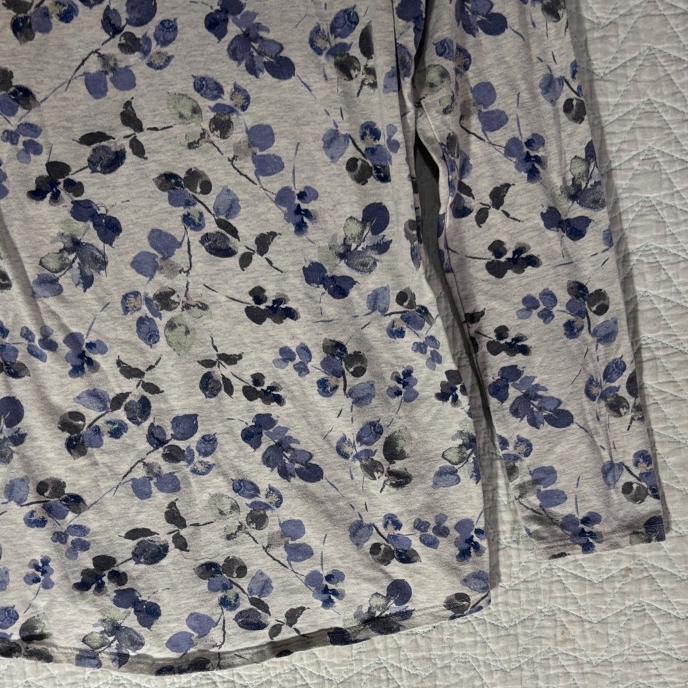 Crewneck Long-Sleeve Floral Tee in Light Gray and Blue - Picture 5 of 8